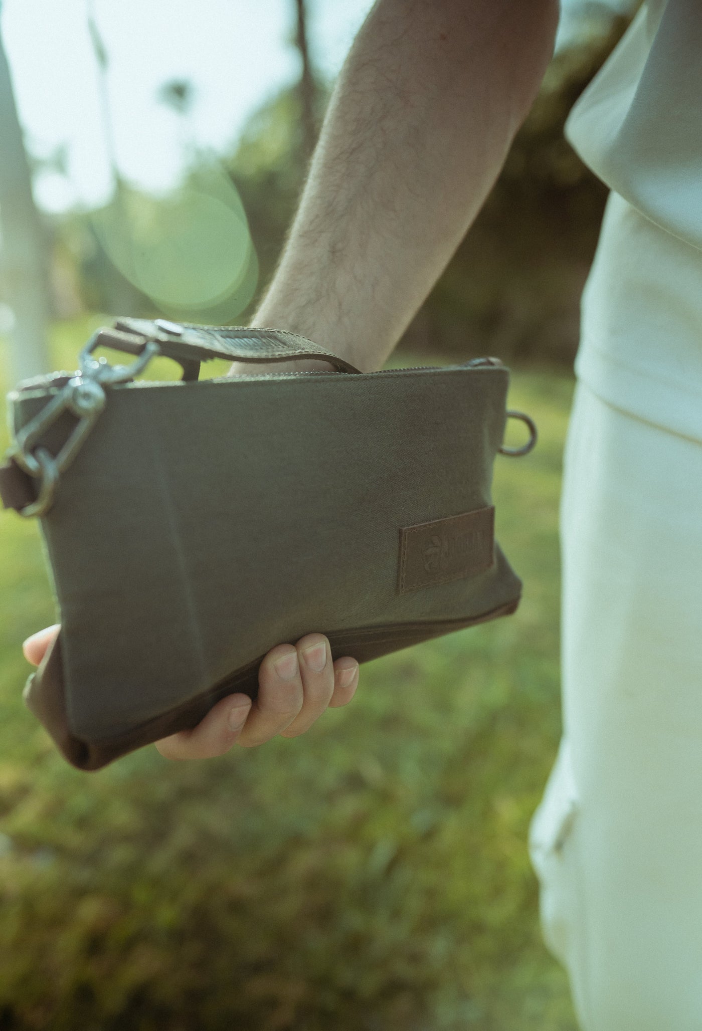 Joobran’s minimalist clutch – Army